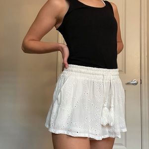 Patterned white shorts